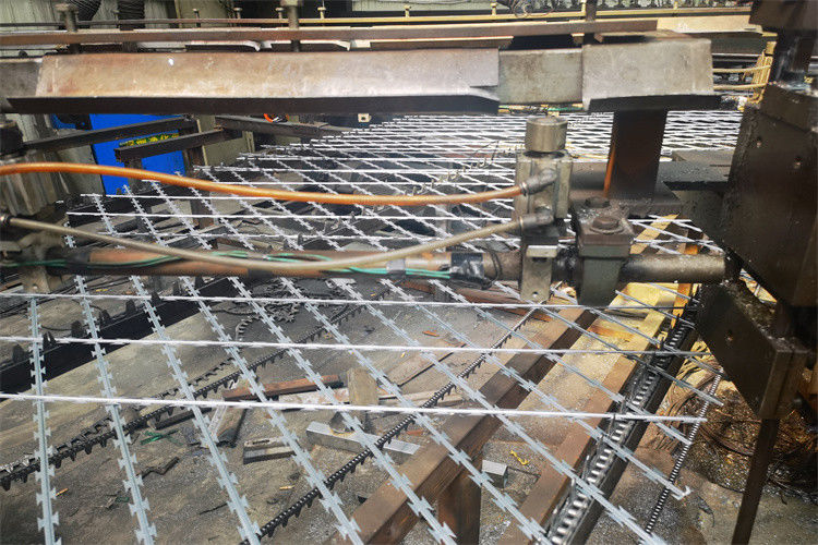 Welded Galvanized Concertina Razor Barbed Wire Fencing With Loops For Protection